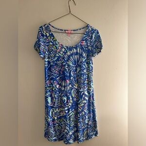 Lilly Pulitzer dress size xs. Almost t shirt material but has a sturdy lining